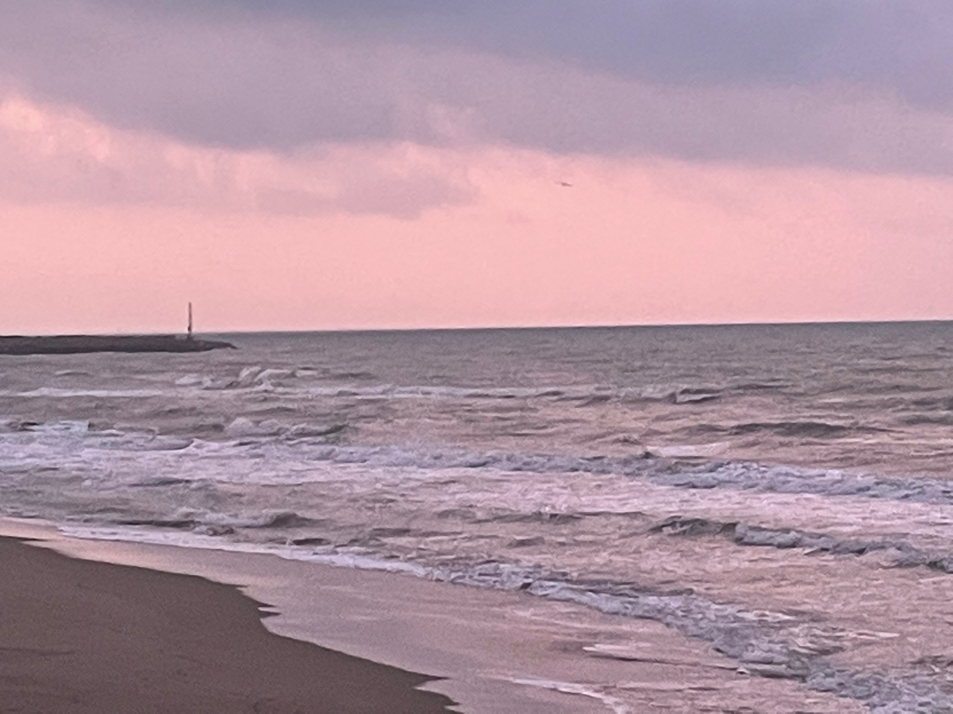 Cielo rosa sopra il mare in burrasca