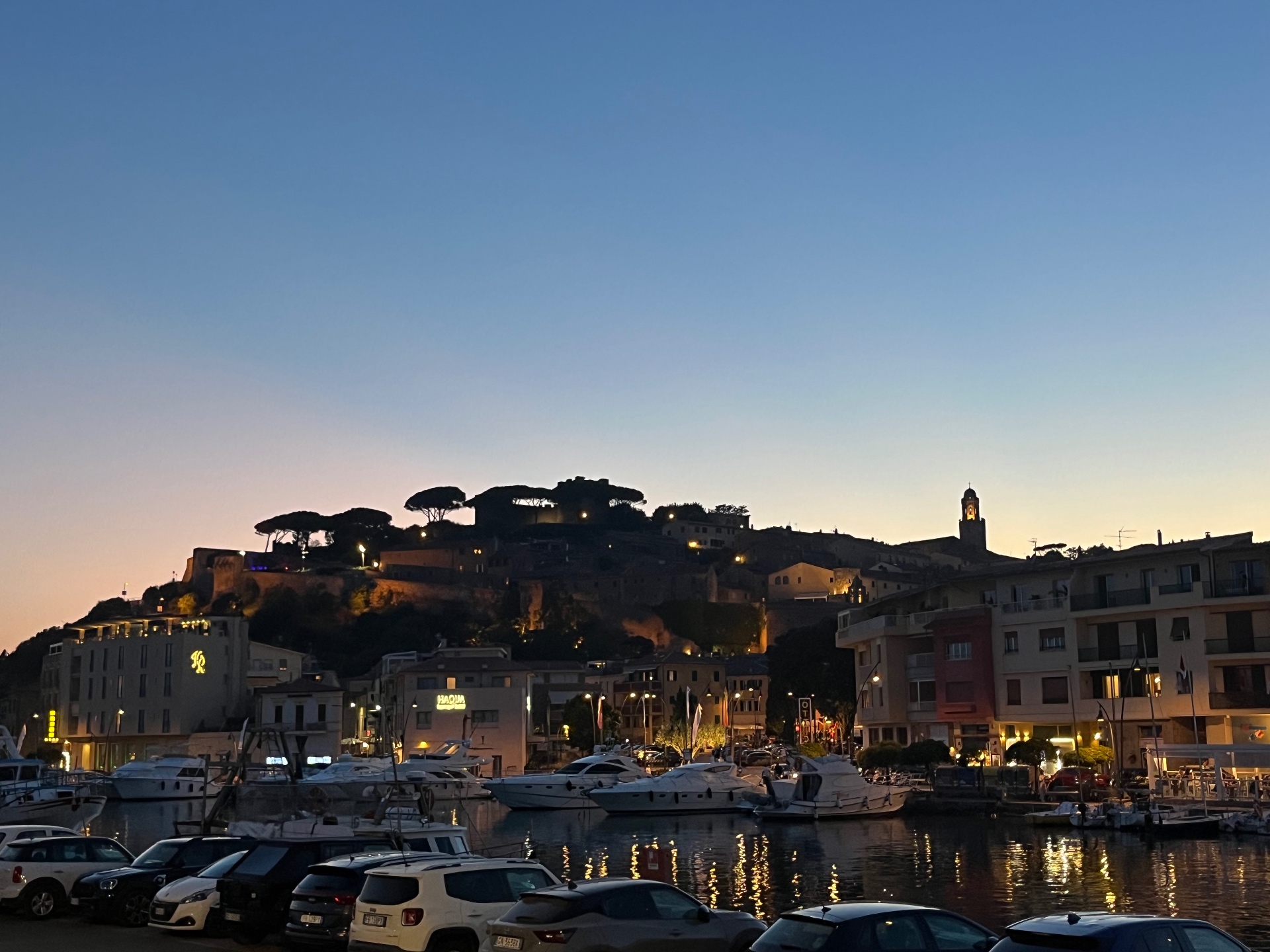 Il porto di Castiglione all'ora blu