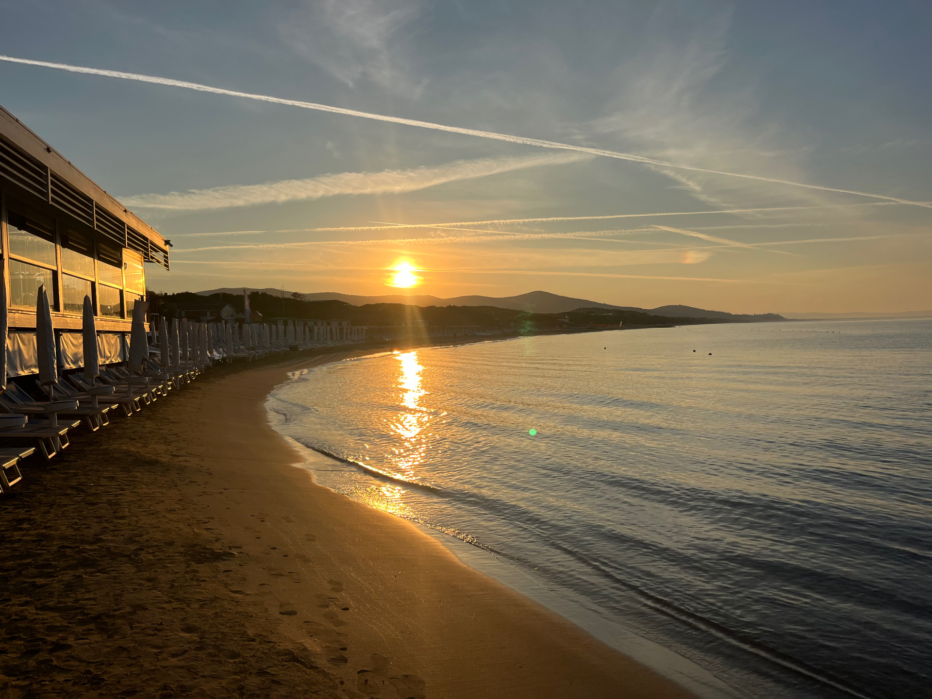 Tramonto sulla spiaggia attrezzata